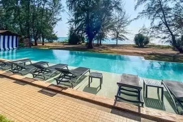 בית מלון כפרי Coriacea Beachfront Boutique Phuket Resort Sha Plus