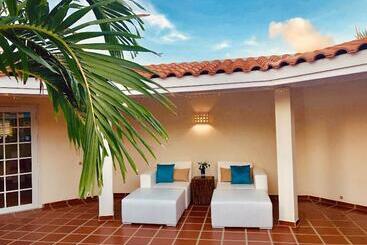 هتل Karibu Aruba Boutique