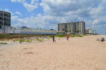 Hotel Traders Inn Beach Club