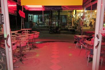 Cămin Wild & Wandering Backpacker & Bar