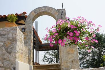 בית מלון כפרי Mela Garden Retreat Cottage