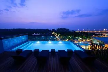 Hotelli The Sixteenth Naiyang Beach