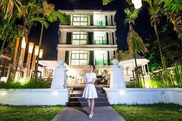 Отель B2 Riverside Colonial