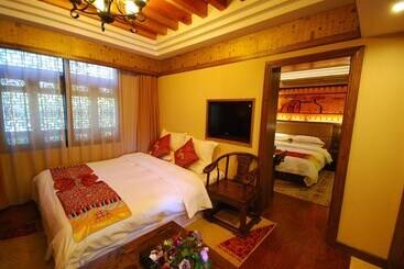 Отель Lijiang Golden Path Hospitality