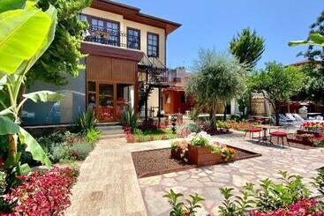 تختخواب و صبحانه Necip Bey Konağı