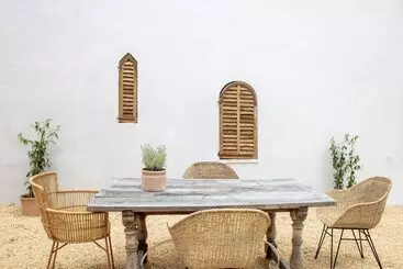 Majatalo La Bâtisse En Blanc