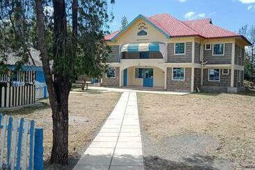 هتل کپسول Camp George Guest Lodge