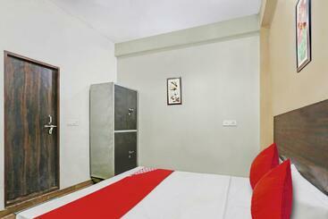 Hotel Oyo Flagship 80999 Sarovar Comfort Castle Inn