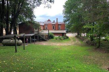 Hostel The Burlington Hotel & Bar   Alma Wi