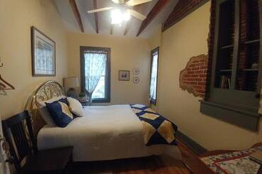 호스텔 The Burlington Hotel & Bar   Alma Wi