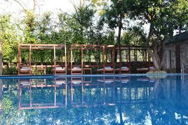 Hotel Iris Resort And Spa