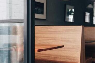 Отель Naughtons