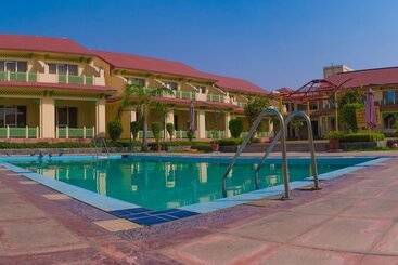 בית מלון כפרי Shiva Oasis Resort