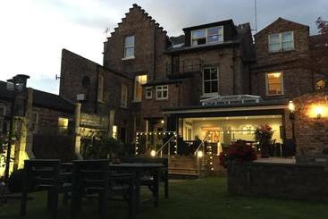 هتل The York Priory