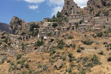 Отель Tito Serranò