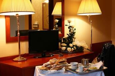 Отель Tito Serranò