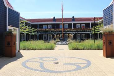 בית מלון כפרי De Zeeuwse Kust (family Only)