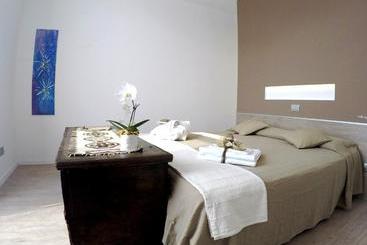 ホテル Sembenini Palace