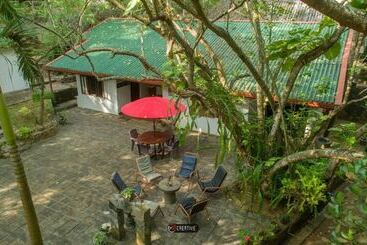 هتل The Waves Beach Chalets