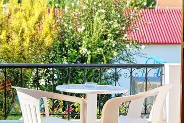 公寓式酒店  Tria Adelphia