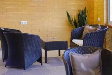 Aparthotel Tria Adelphia