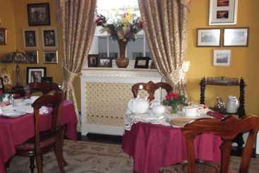 Holly House Bed & Breakfast & Apartments