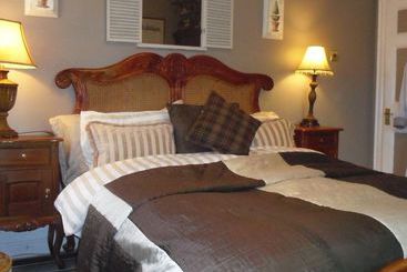 Holly House Bed & Breakfast & Apartments
