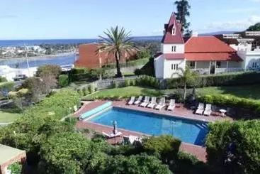 Pacific Heights Holiday Apartments & Munn S Tower House
