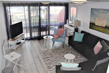 Pacific Heights Holiday Apartments & Munn S Tower House