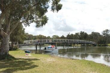 Отель Budgewoi Holiday Park