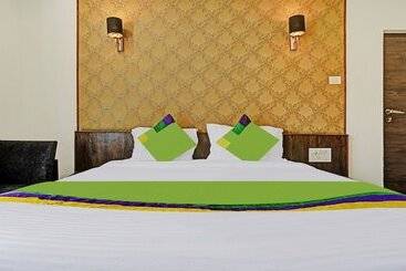 בית מלון כפרי Treebo Varsha Palace