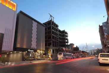 בית מלון כפרי Surat