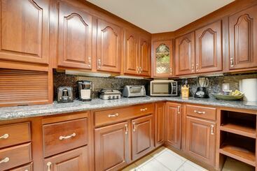 Сельский дом Lower Level Pittsburgh Retreat: Hot Tub + Grill!