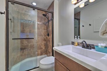 کلبه Modern Coastal Bungalow W/ Yard ~ Walk To Beach!