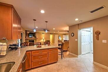 茅舍 Lovely Phoenix Home W/ Expansive Patio & Fire Pit!