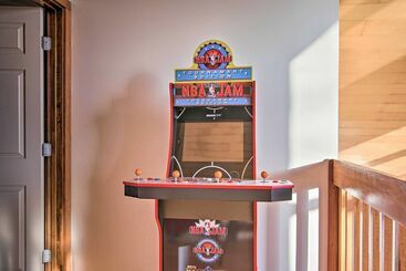 קוטג'' Secluded Hilltop Columbia Home W/ Deck + Views!