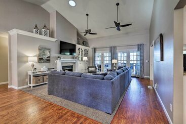 کلبه Upscale Flagstaff Home W/ Hot Tub & Mountain Views