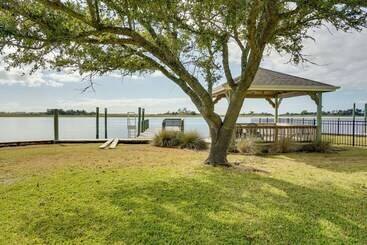 コテージ Waterfront Hampstead Home: Dock & Waterway Access!