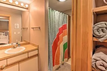 Mökkimajoitus Wooded Waterfront Grantham Home < 10 Mi To Ski!