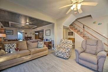 Сельский дом Charming Retreat W/ Water View, Walk To Downtown