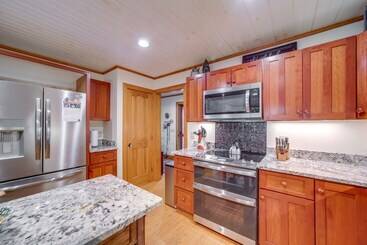 بيت ريفى Creekside Mtn Retreat By Waterfalls & Hiking!