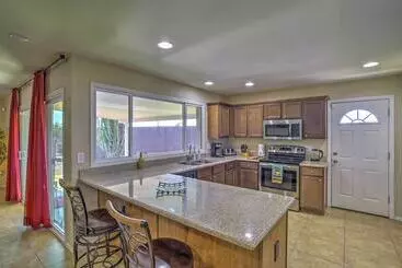 Mökkimajoitus Pet Friendly Arizona Escape: Golf & Hike Nearby!