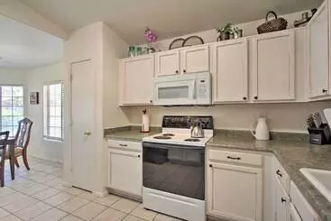 コテージ Surprise Escape W/ Heated Pool, Patio & Grill!