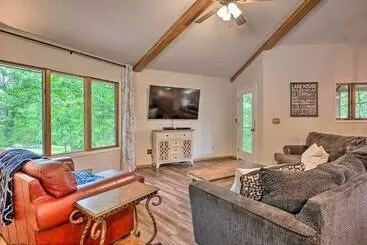 Mökkimajoitus Grand Rogers Lake Home W/ Game Room & Scenic Views