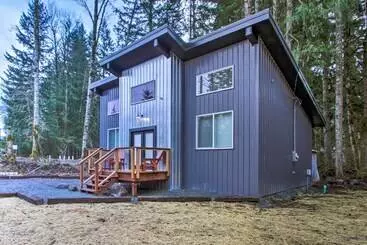 Mökkimajoitus Home W/ Hot Tub < 5 Miles To Rainier National Park