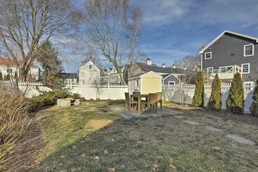 Kennebunk Cottage W/ Yard < 1 Mi To Beach!