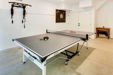 بيت ريفى Modern Fairview Retreat: Spacious Deck + Mtn View!