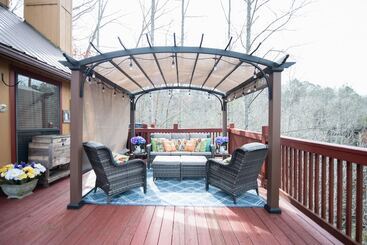 بيت ريفى Secluded Cabin W/ Deck, Hot Tub & Lake Access!