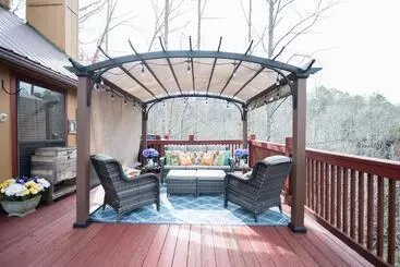 Mökkimajoitus Secluded Cabin W/ Deck, Hot Tub & Lake Access!