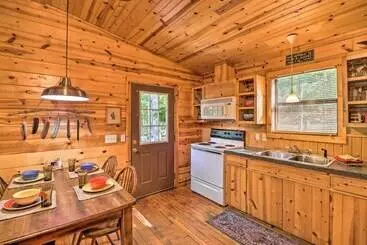 コテージ Mountain View Cabin W/ Wraparound Deck!